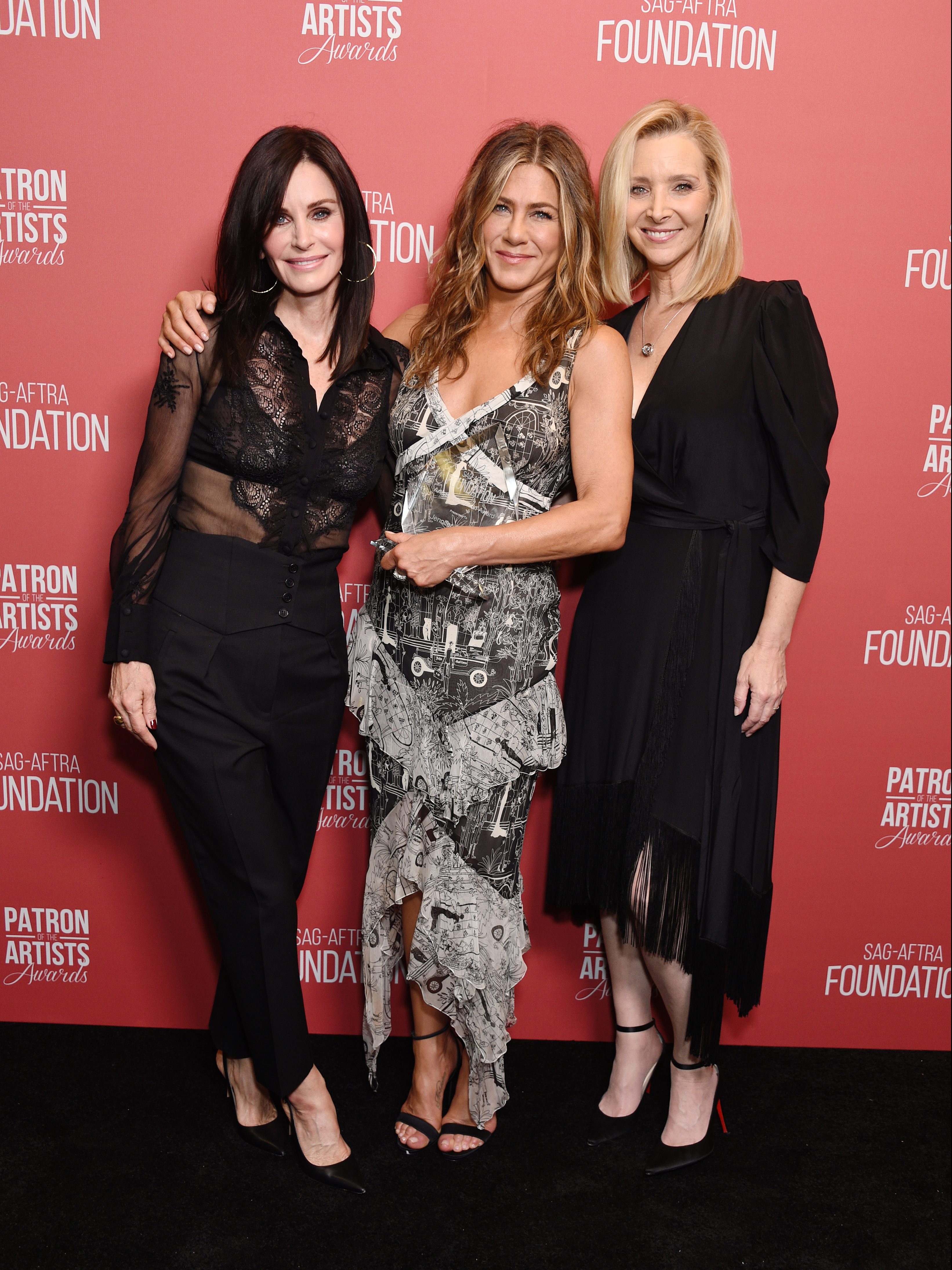 BEVERLY HILLS, CALIFORNIA - NOVEMBER 07: (L-R) Courteney Cox, winner of the 'Artists Inspiration Award' Jennifer Aniston and Lisa Kudrow attend SAG-AFTRA Foundation's 4th Annual Patron of the Artists Awards at Wallis Annenberg Center for the Performing Arts on November 07, 2019 in Beverly Hills, California. (Photo by Gregg DeGuire/Getty Images for SAG-AFTRA Foundation)