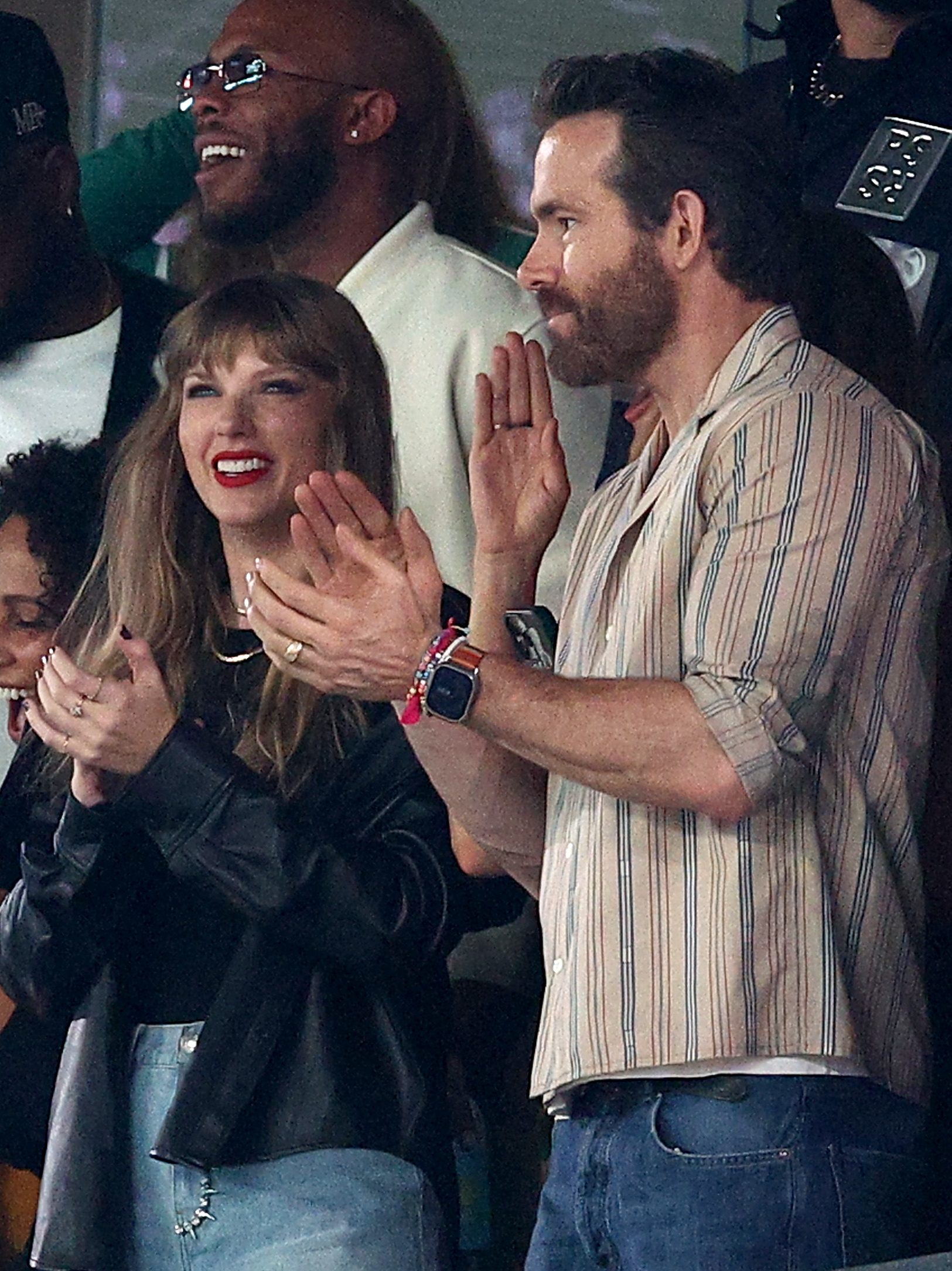 EAST RUTHERFORD, NEW JERSEY - OCTOBER 01: (L-R) Singer Taylor Swift and Actor Ryan Reynolds cheer prior to the game between the Kansas City Chiefs and the New York Jets at MetLife Stadium on October 01, 2023 in East Rutherford, New Jersey. (Photo by Elsa/Getty Images)