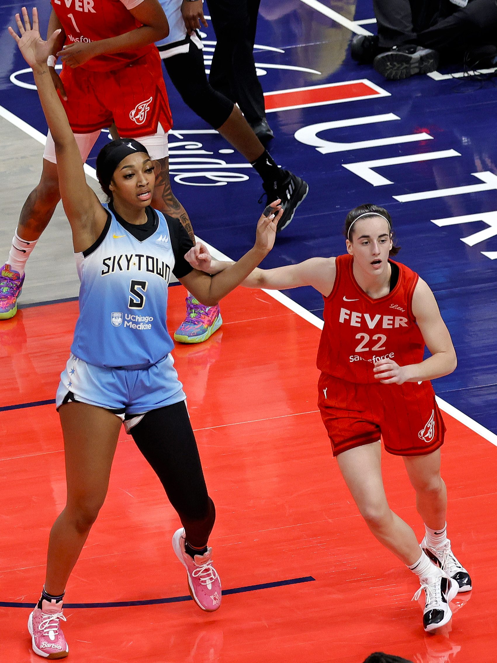INDIANAPOLIS, IN - JUNE 01: Chicago Sky forward Angel Reese (5) is guarded by Indiana Fever guard Caitlin Clark (22) on June 1, 2024, at Gainbridge Fieldhouse in Indianapolis, Indiana. (Photo by Brian Spurlock/Icon Sportswire via Getty Images)