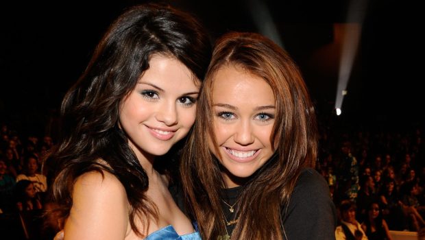 (EXCLUSIVE, Premium Rates Apply) LOS ANGELES, CA - AUGUST 03: ***EXCLUSIVE*** Actress Selena Gomez and host Miley Cyrus during the 2008 Teen Choice Awards at Gibson Amphitheater on August 3, 2008 in Los Angeles, California. (Photo by K Mazur/TCA 2008/WireImage)