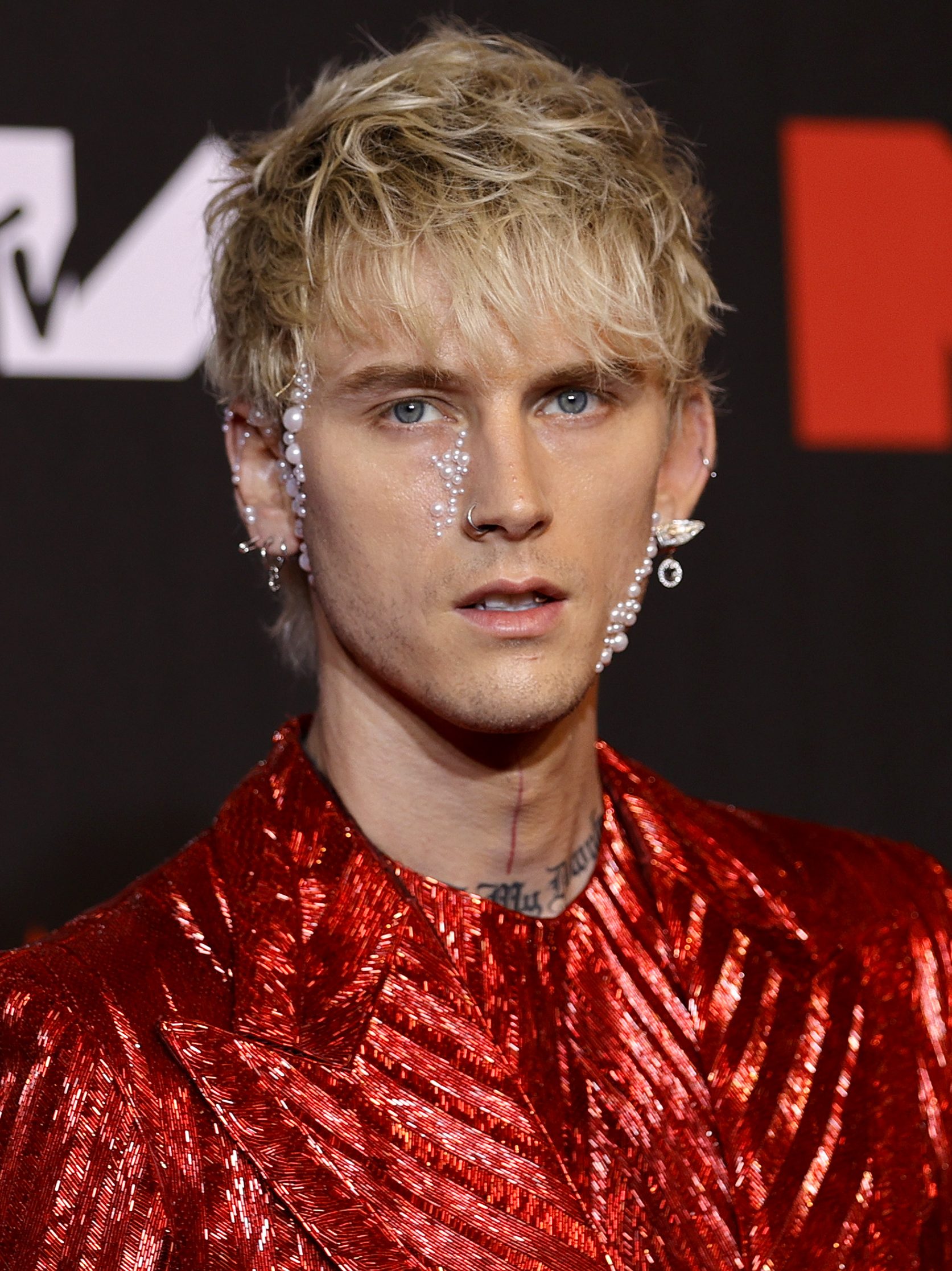 NEW YORK, NEW YORK - SEPTEMBER 12: Machine Gun Kelly attends the 2021 MTV Video Music Awards at Barclays Center on September 12, 2021 in the Brooklyn borough of New York City. (Photo by Jason Kempin/Getty Images)