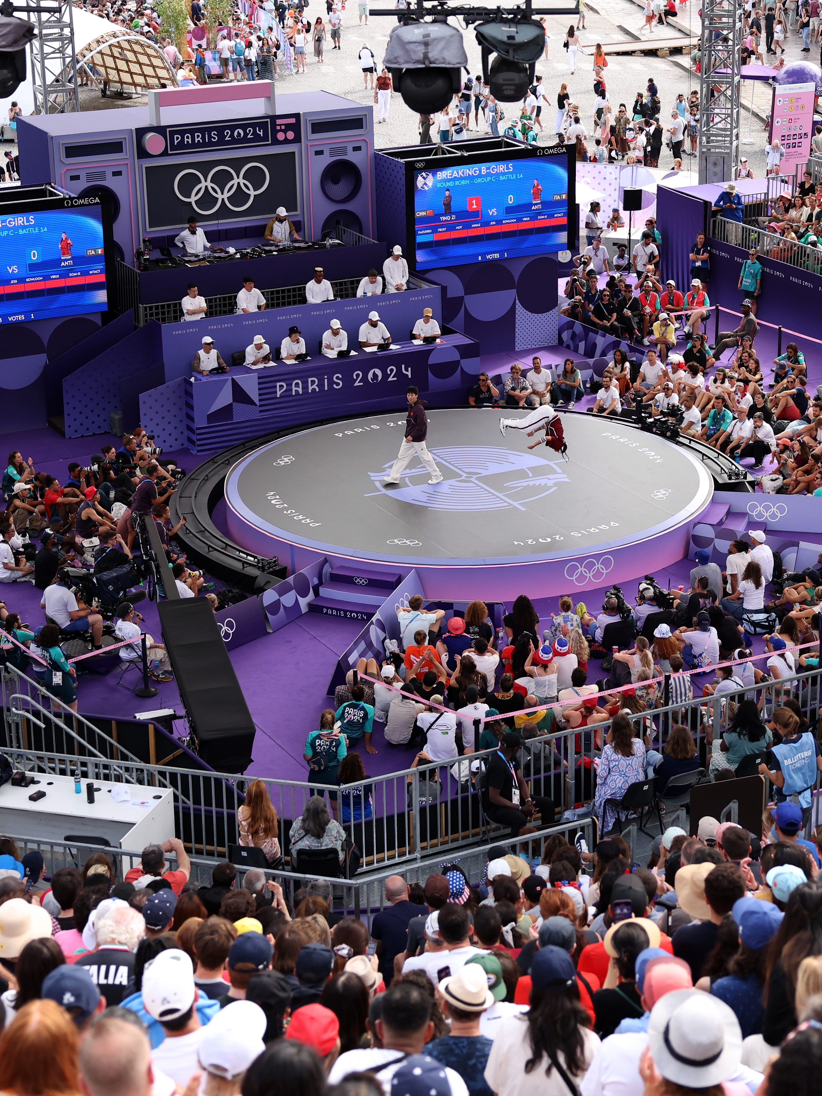 PARIS, FRANCE - AUGUST 09: A general view of B-Girl Anti of Team Italy competing during the B-Girls Round Robin - Group C on day fourteen of the Olympic Games Paris 2024 at Place de la Concorde on August 09, 2024 in Paris, France. (Photo by Ezra Shaw/Getty Images)