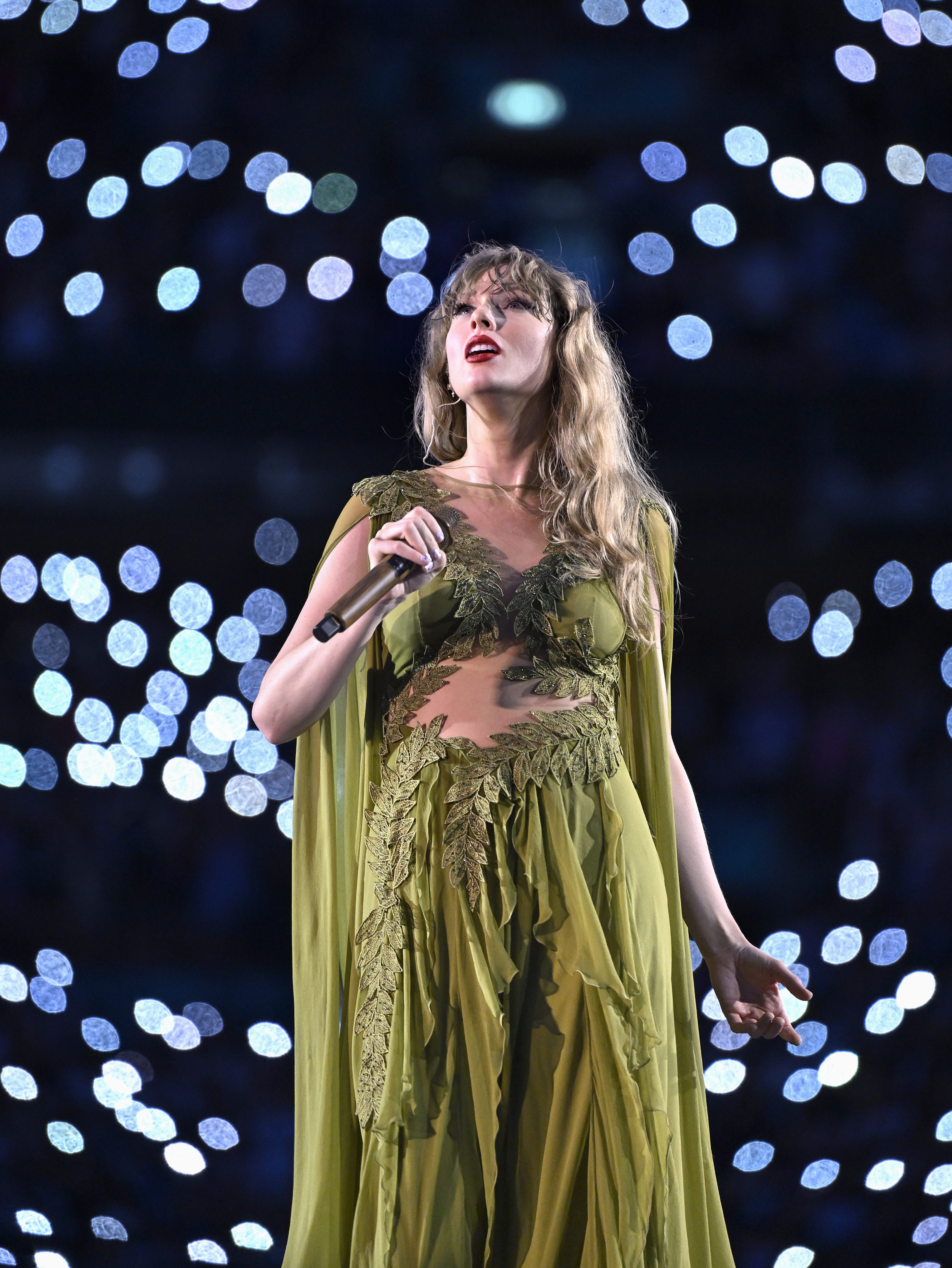 LONDON, ENGLAND - AUGUST 15: EDITORIAL USE ONLY. NO BOOK COVERS. Taylor Swift performs onstage during "Taylor Swift | The Eras Tour" at Wembley Stadium on August 15, 2024 in London, England. (Photo by Gareth Cattermole/TAS24/Getty Images for TAS Rights Management )