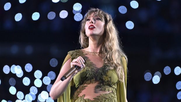 LONDON, ENGLAND - AUGUST 15: EDITORIAL USE ONLY. NO BOOK COVERS. Taylor Swift performs onstage during "Taylor Swift | The Eras Tour" at Wembley Stadium on August 15, 2024 in London, England. (Photo by Gareth Cattermole/TAS24/Getty Images for TAS Rights Management )