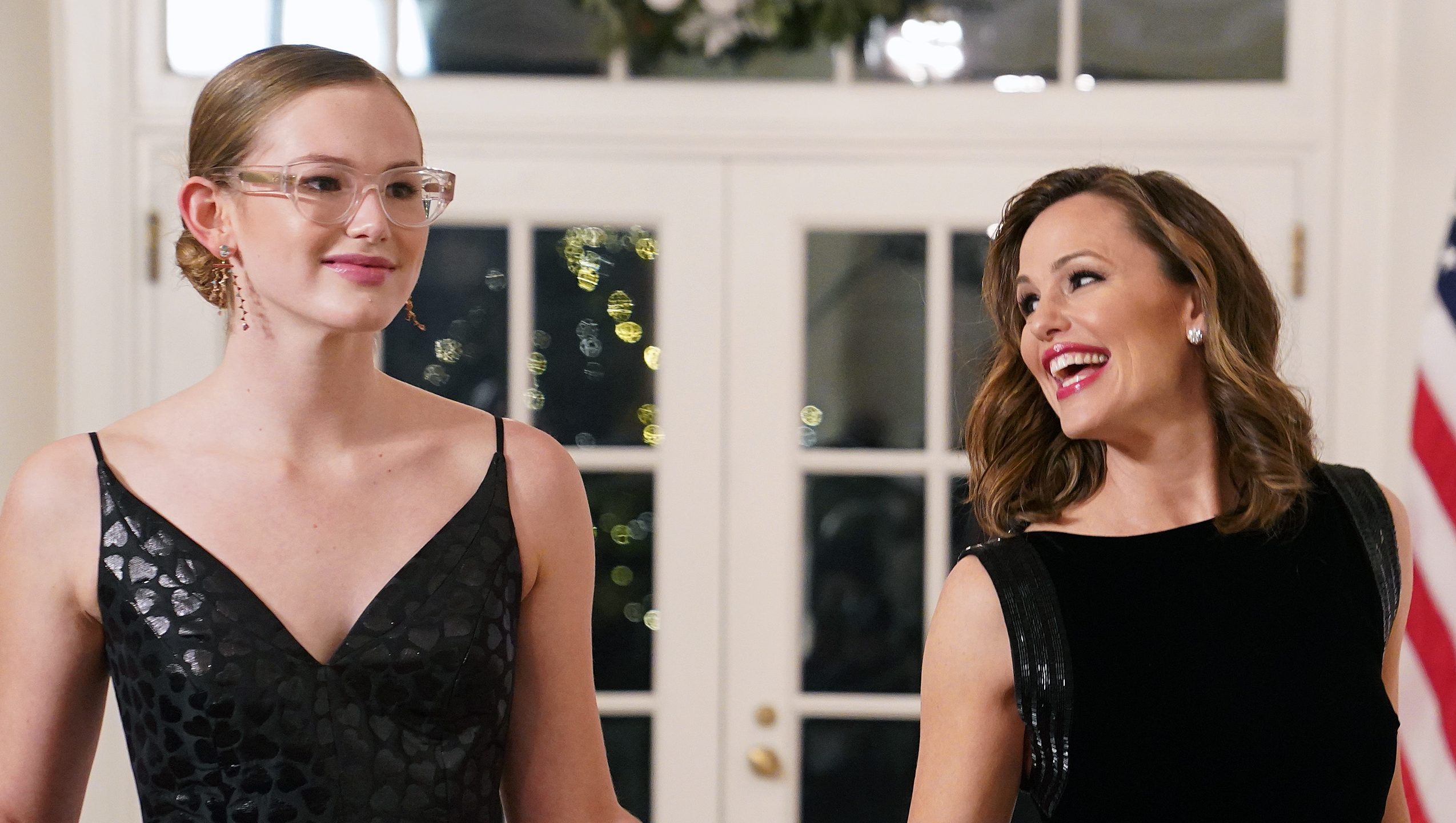 WASHINGTON, DC - DECEMBER 01: Actress Jennifer Garner and her daughter Violet arrive for the White House state dinner for French President Emmanuel Macron at the White House on December 1, 2022 in Washington, DC. The official state visit is the first for the Biden administration. (Photo by Nathan Howard/Getty Images)