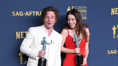 LOS ANGELES, CALIFORNIA - FEBRUARY 24: Jeremy Allen White, Molly Gordon poses at the 30th Annual Screen Actors Guild Awards at Shrine Auditorium and Expo Hall on February 24, 2024 in Los Angeles, California. (Photo by Steve Granitz/FilmMagic)