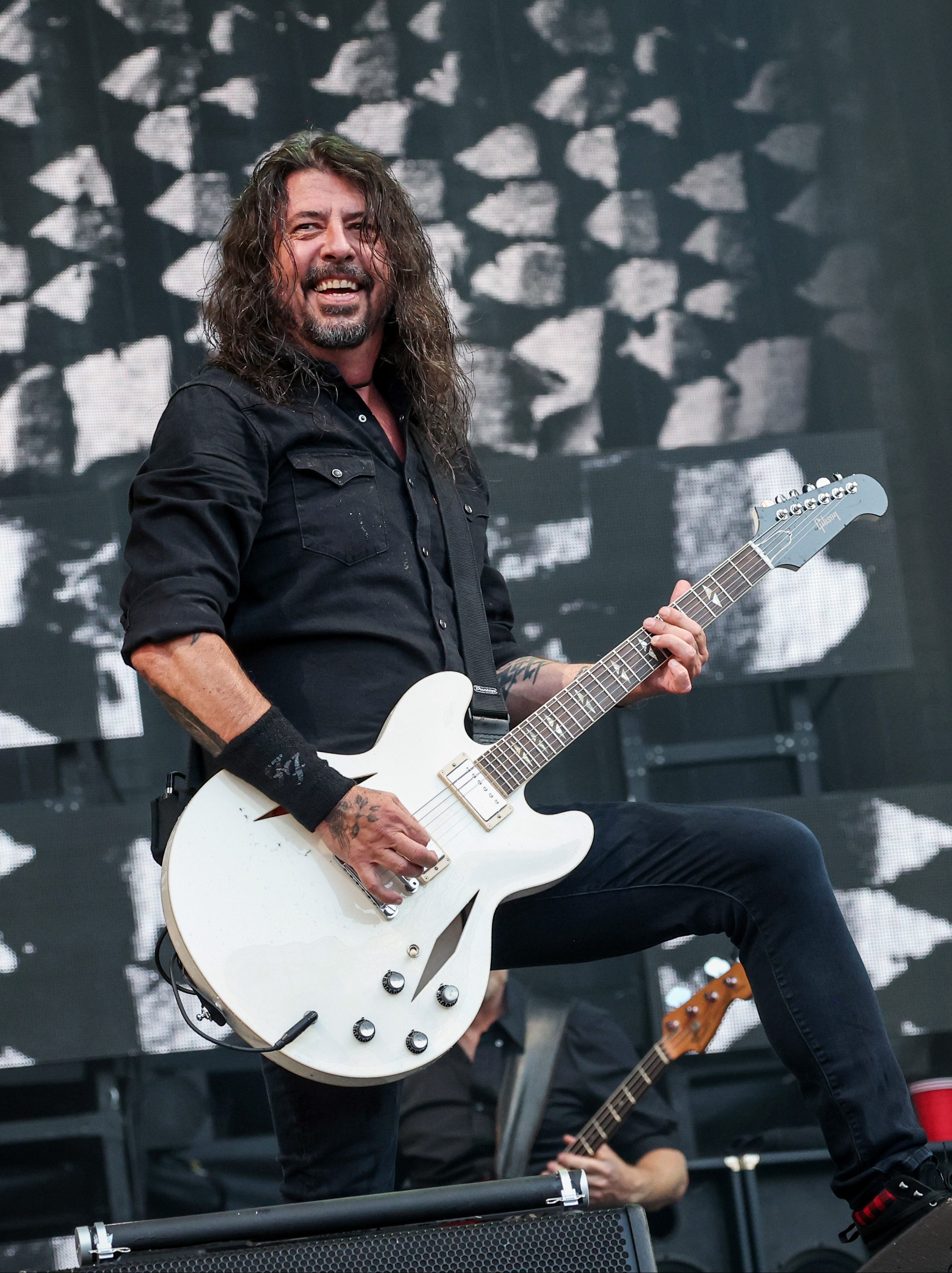 LONDON, ENGLAND - JUNE 20: Dave Grohl of The Foo Fighters performs on stage at London Stadium on June 20, 2024 in London, England. (Photo by Kevin Mazur/Getty Images for Foo Fighters)
