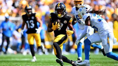 PITTSBURGH, PENNSYLVANIA - SEPTEMBER 22: Calvin Austin III #19 of the Pittsburgh Steelers carries the ball for a first down against the Los Angeles Chargers during the third quarter at Acrisure Stadium on September 22, 2024 in Pittsburgh, Pennsylvania. (Photo by Joe Sargent/Getty Images)