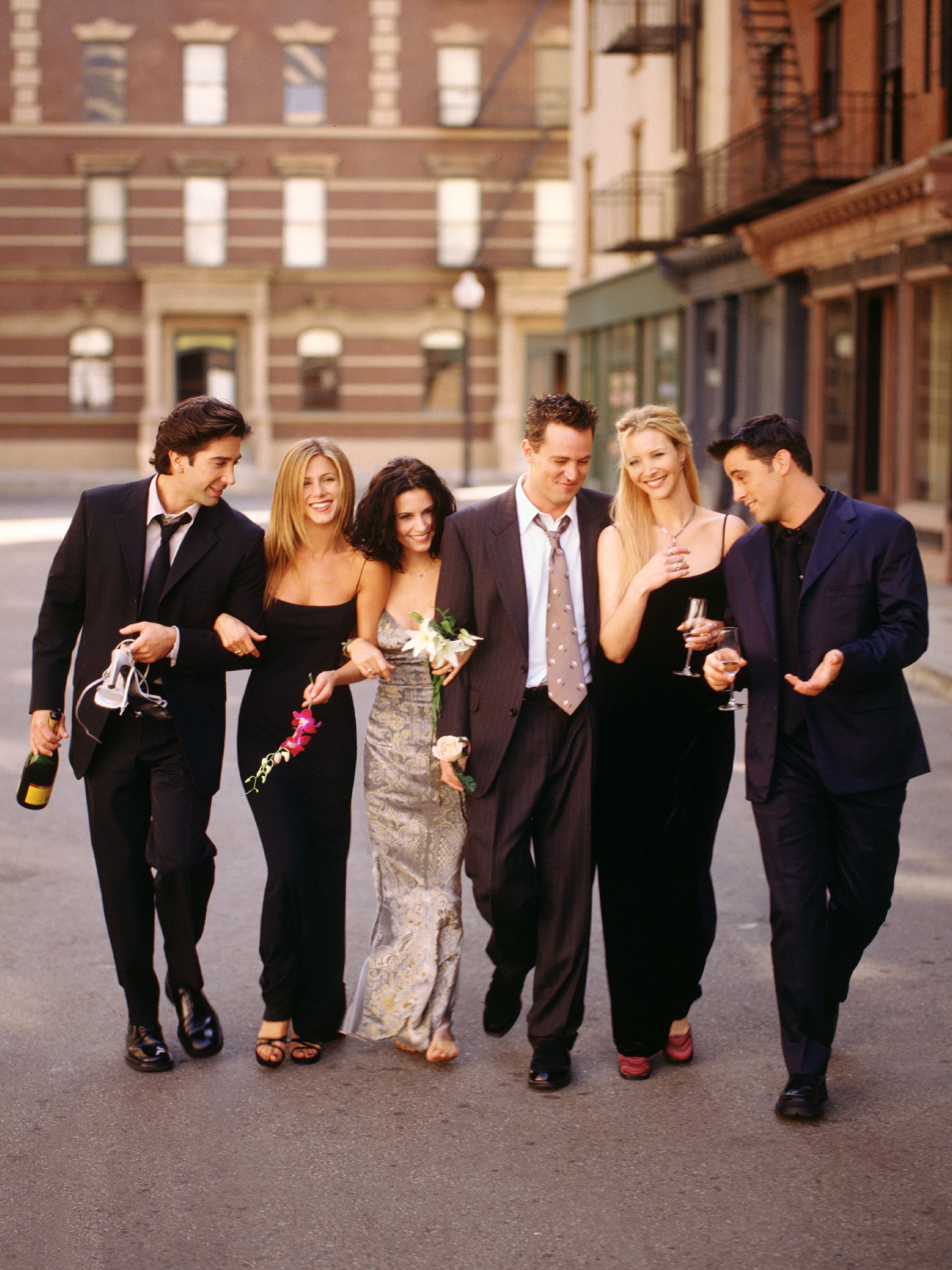 385848 01: Cast members of NBC's comedy series "Friends." Pictured: David Schwimmer as Ross Geller, Jennifer Aniston as Rachel Green, Courteney Cox as Monica Geller, Matthew Perry as Chandler Bing, Lisa Kudrow as Phoebe Buffay, Matt LeBlanc as Joey Tribbiani. (Photo by Warner Bros. Television)