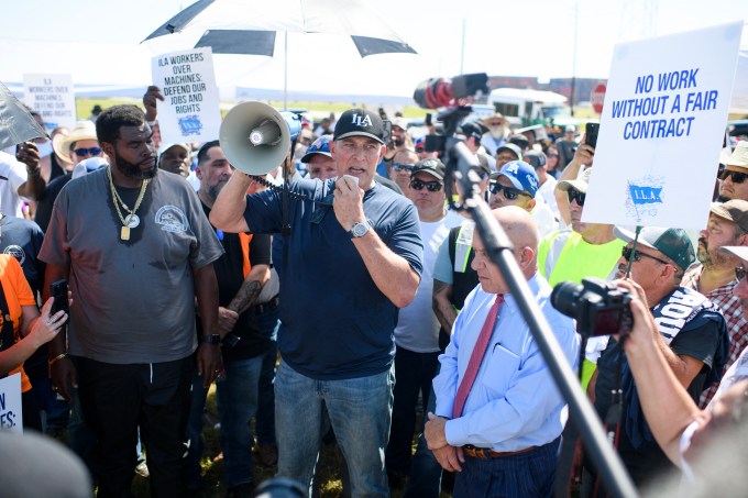 ILA Assistant General Organizer Alan A. Robb Speaks With Protestors