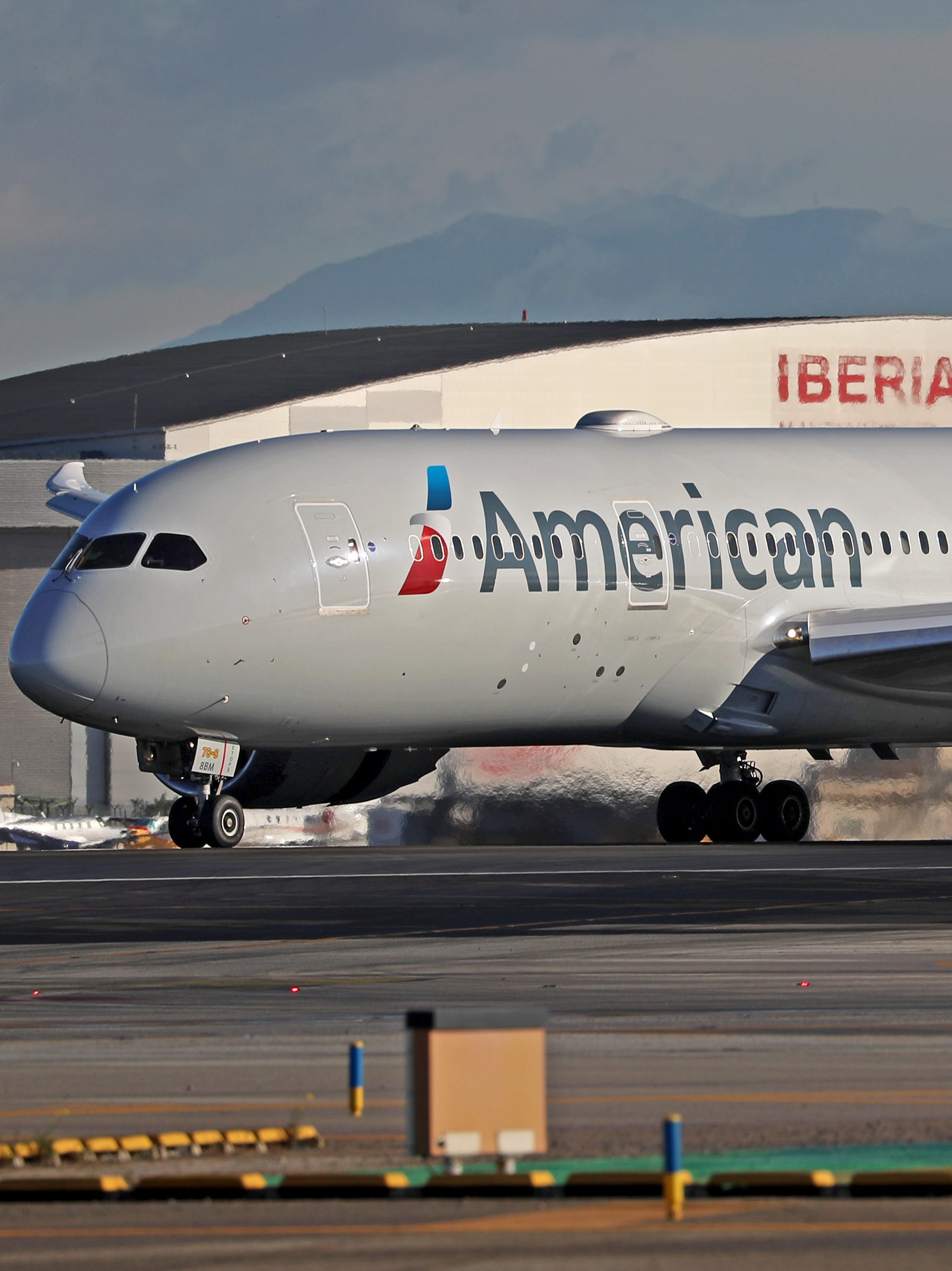 American Airlines' 'Gate Lice' Policy: The Meaning Behind New Rule