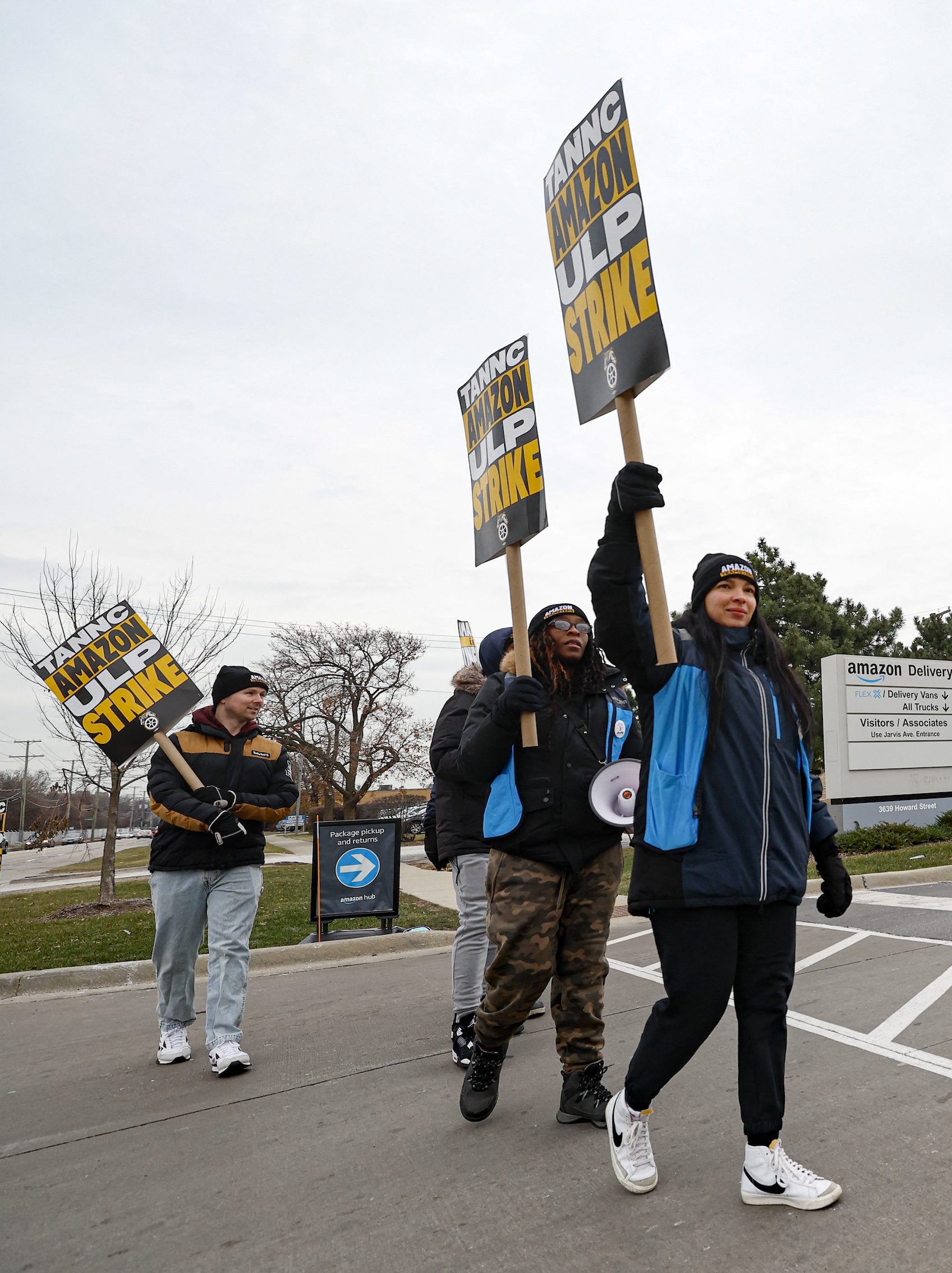 Amazon delivery drivers walk the picket line outside Amazon delivery station as they went on strike in Skokie, Illinois on December 19 2024. Thousands of workers at Amazon facilities across the United States went on strike Thursday, the Teamsters Union said, halting work at the height of the busy holiday gift-giving season. (Photo by KAMIL KRZACZYNSKI / AFP)