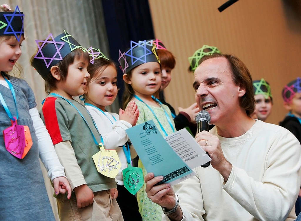 NORTHRIDGE, CA - DECEMBER 07: Cantor Paul Dorman helps children from Room 9 with their lines as they perform My Dreydl during Temple Ramat Zion preschool's Hanukkah Program in Northridge, CA, on Friday, December 7, 2007.(Photo by John Lazar/MediaNews Group/Los Angeles Daily News via Getty Images