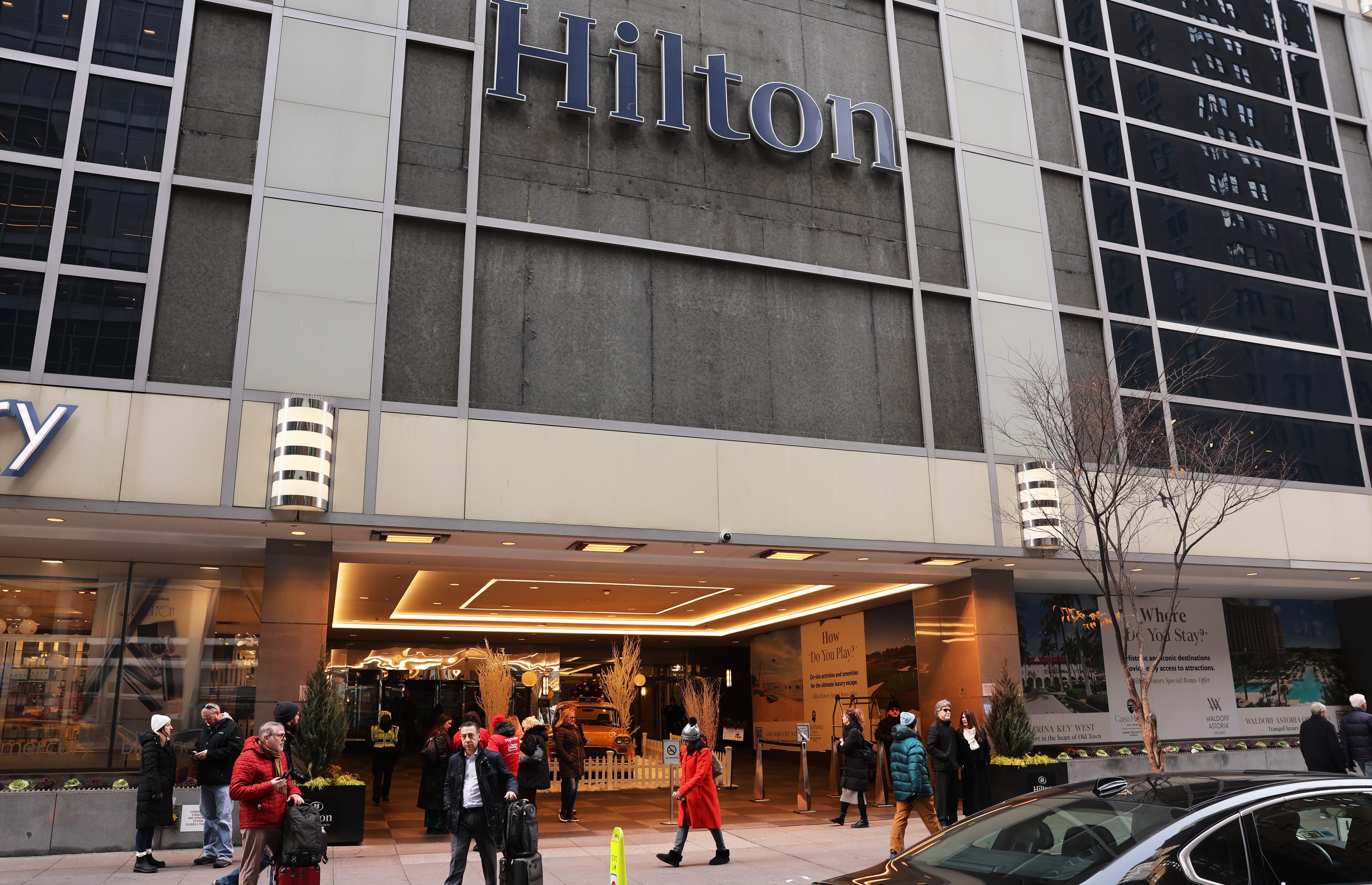 NEW YORK, NEW YORK - DECEMBER 04: The Hilton Hotel in Midtown Manhattan stands where United Healthcare CEO Brian Thompson was fatally shot on December 04, 2024 in New York City. Brian Thompson was shot and killed before 7:00 AM this morning outside the Hilton Hotel, just before he was set to attend the company's annual investors' meeting. (Photo by Spencer Platt/Getty Images)