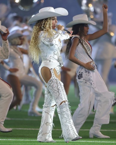 HOUSTON, TEXAS - DECEMBER 25: Beyoncé performs with daughter, Blue Ivy, during the halftime show for the game between the Baltimore Ravens and the Houston Texans at NRG Stadium on December 25, 2024 in Houston, Texas. (Photo by Alex Slitz/Getty Images)