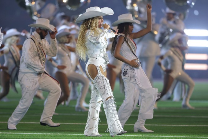 Blue Ivy & Beyoncé Dance at Ravens vs. Texans Game